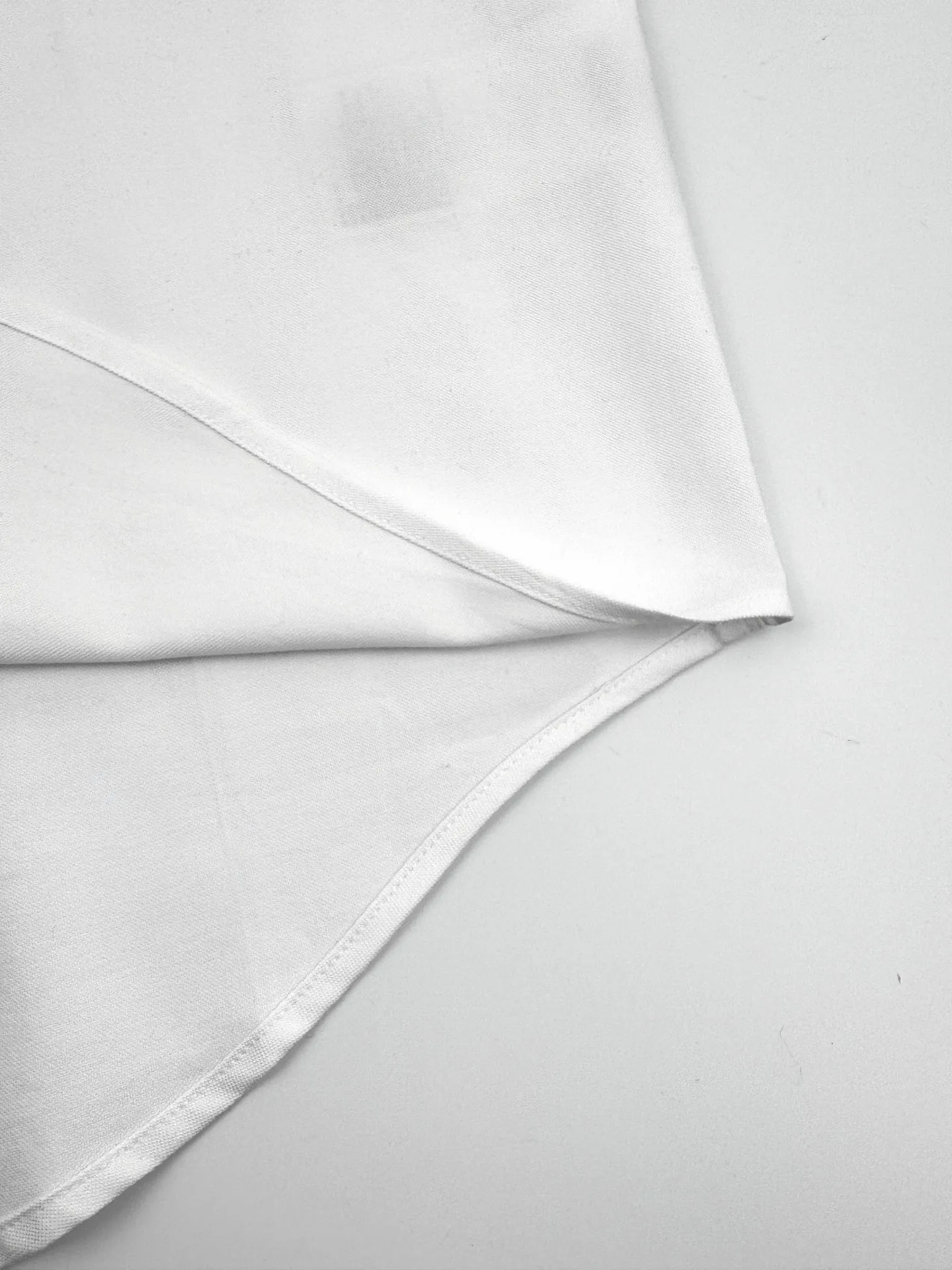 Ami Paris love embroidered short-sleeved shirt. Custom-made high-density double-ply Oxford spinning. Tight and smooth. Comfortable and close to the skin. A touch of simple white. Pure and elegant. Black silk thread dances on the chest with love embroidery. It is low-key and powerful. It is bounded by pockets and hides the French romance. It is the ultimate simplification of color. It uses the ultimate restraint to interpret an effortless sense of luxury. Process 1: Using imported machine embroidery technology using advanced computer control systems and precision mechanical components. Realize Ami's love embroidery work with high precision and smooth and delicate lines. Process 2: The fabrics are washed and have a better hand feel. Not easy to deform, not easy to shrink, not easy to fade, and maintain long-term beauty. Accessories: Customized 1:1 Ami buttons. Customized 1:1 Ami trademark. Version: Loose version. Size: 37 38 39 40. Style number: BB 803.
